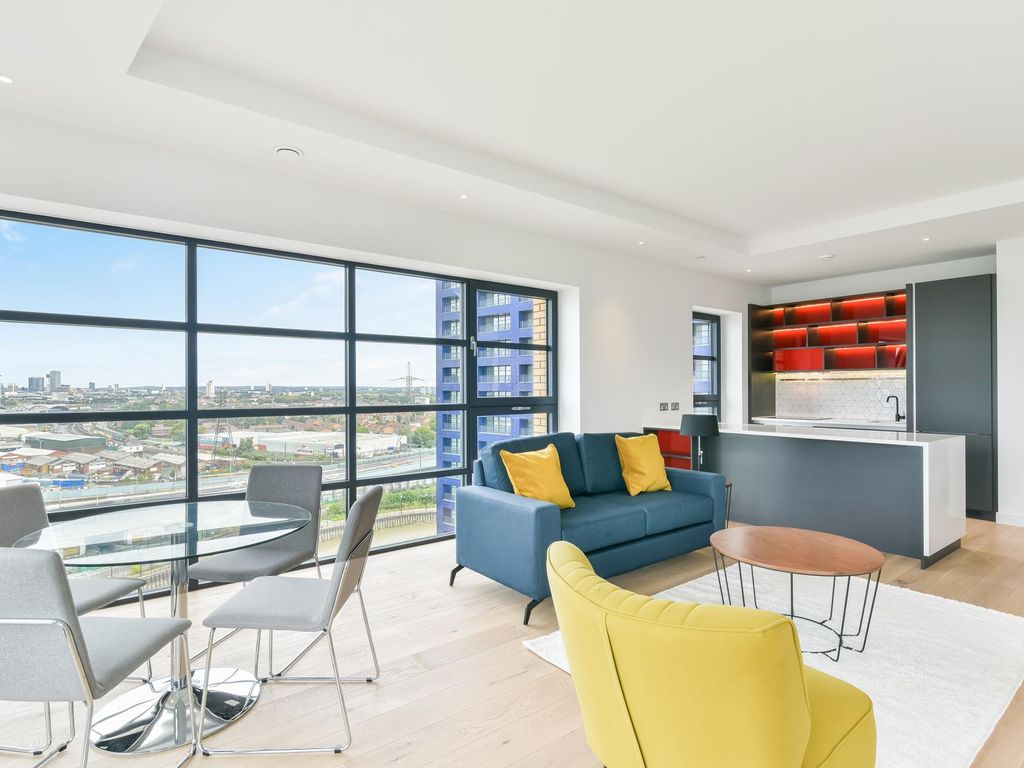 2 bed flat for sale in Amelia House, London City Island, London E14, £820,000