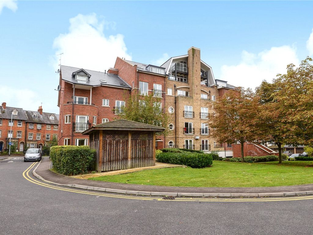 2 bed flat to rent in Aveley House, Iliffe Close, Reading, Berkshire RG1, £1,450 pcm