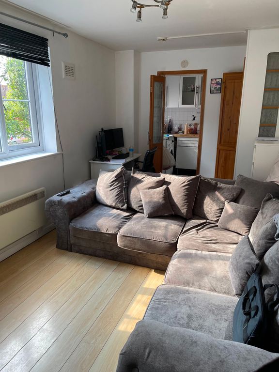 1 bed flat to rent in Flat, Chevron House, Crest Avenue, Grays RM17, £1,000 pcm