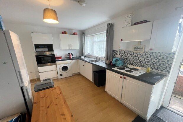 2 bed property to rent in The Hawthorns, Cardiff CF23, £900 pcm