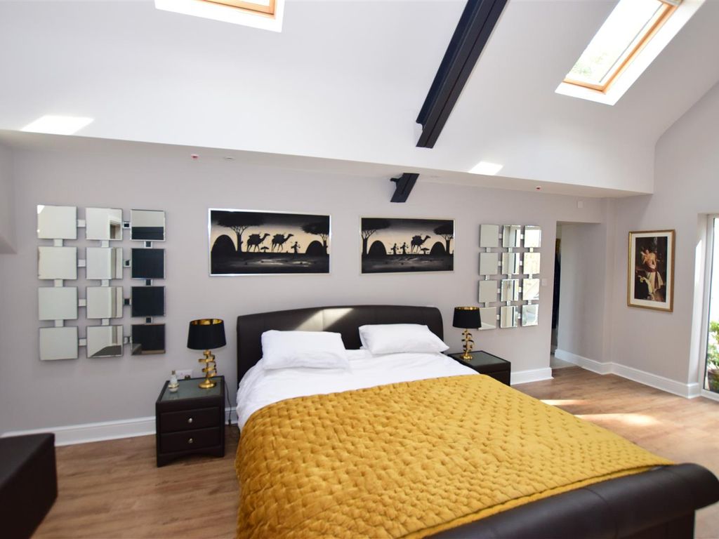 3 bed flat for sale in Llanrwst Road, Glan Conwy, Colwyn Bay LL28, £345,000