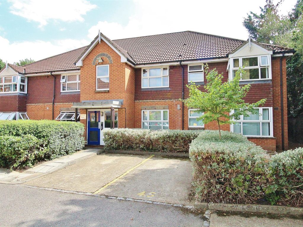 1 bed flat for sale in Taylor Close, Hounslow TW3, £240,000