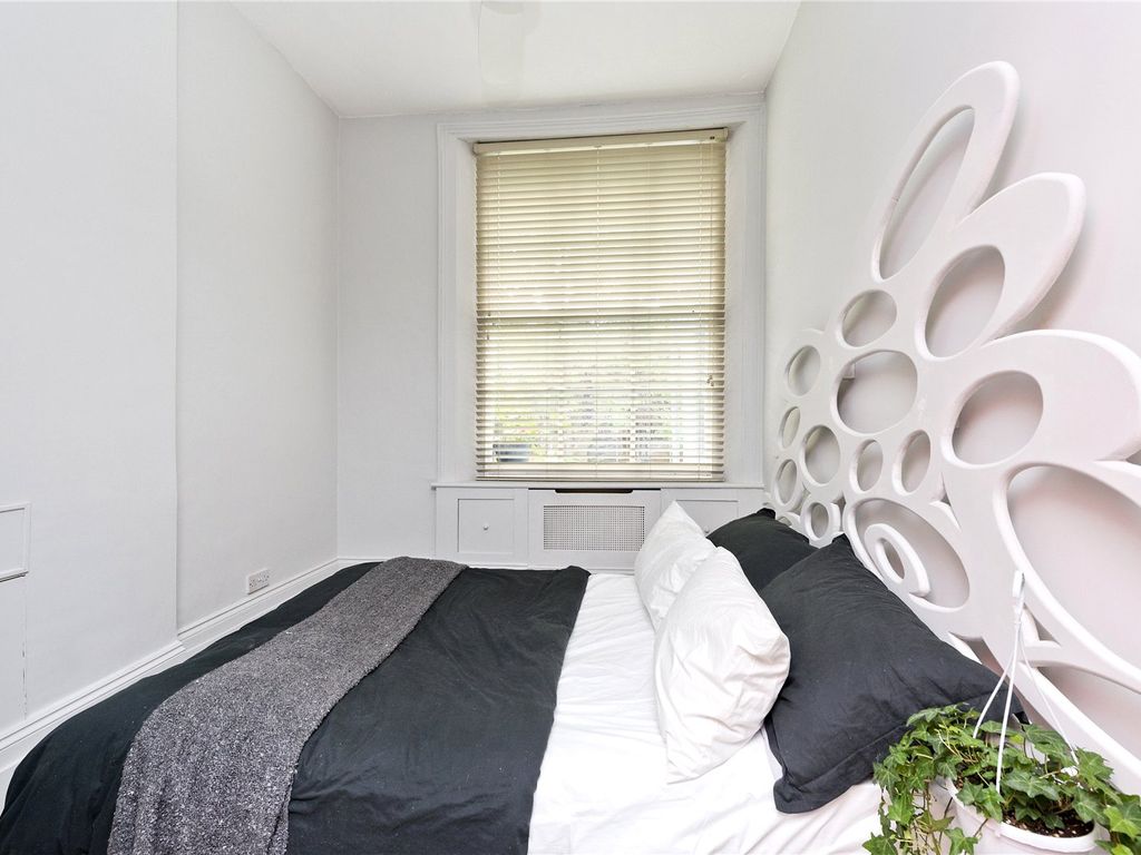 1 bed flat for sale in Westbourne Park Road, London W11, £600,000