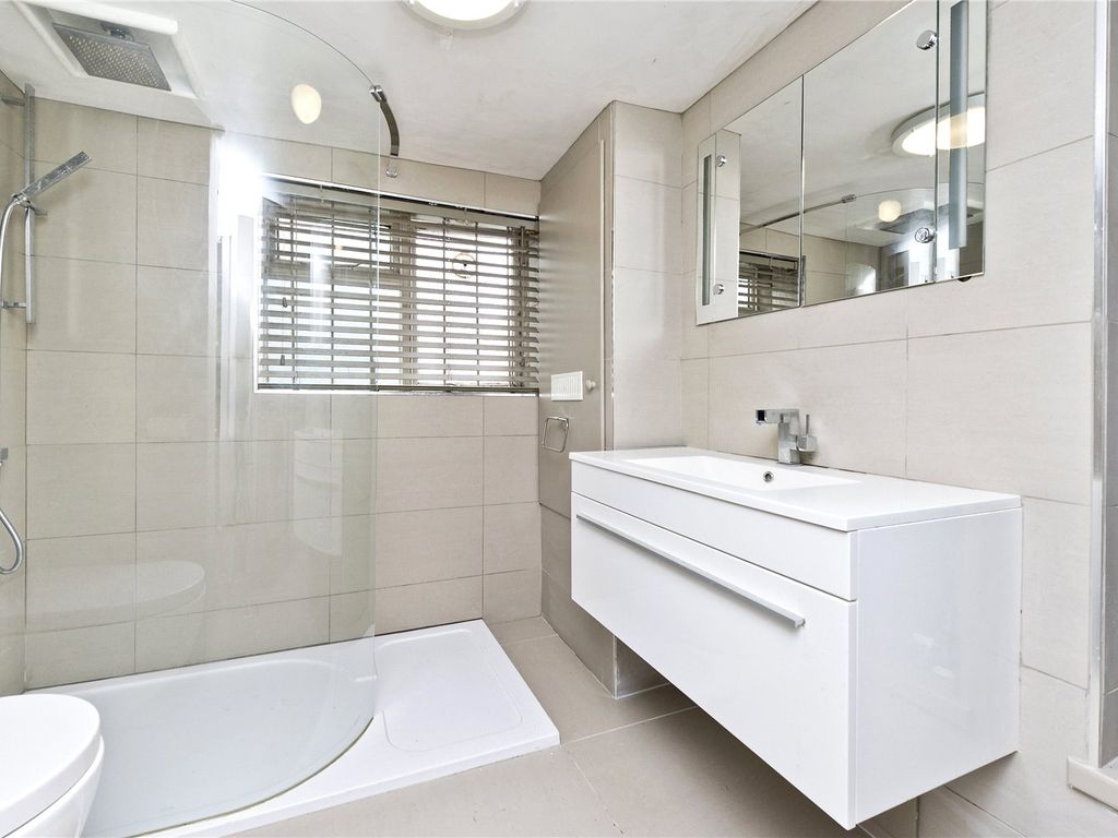 1 bed flat for sale in Westbourne Park Road, London W11, £600,000