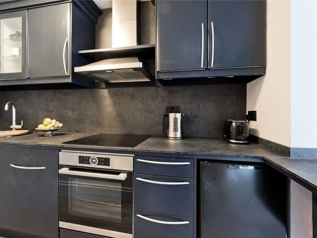 1 bed flat for sale in Westbourne Park Road, London W11, £600,000