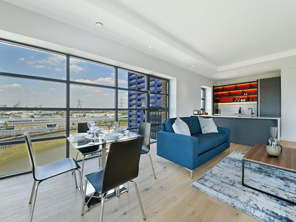 2 bed flat for sale in Amelia House, London City Island, London E14, £695,000