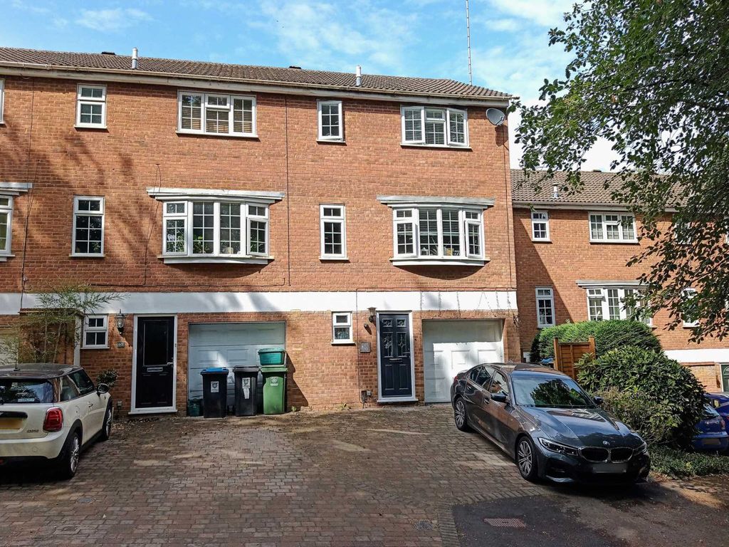 4 bed property for sale in 4 Bed In Boxmoor Cul-De-Sac, Glendale HP1, £595,000
