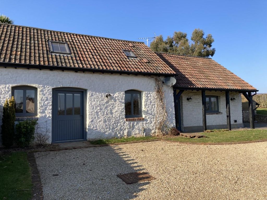 2 bed barn conversion to rent in The Old Stables, Carrow Hill, Caldicot NP26, £1,700 pcm