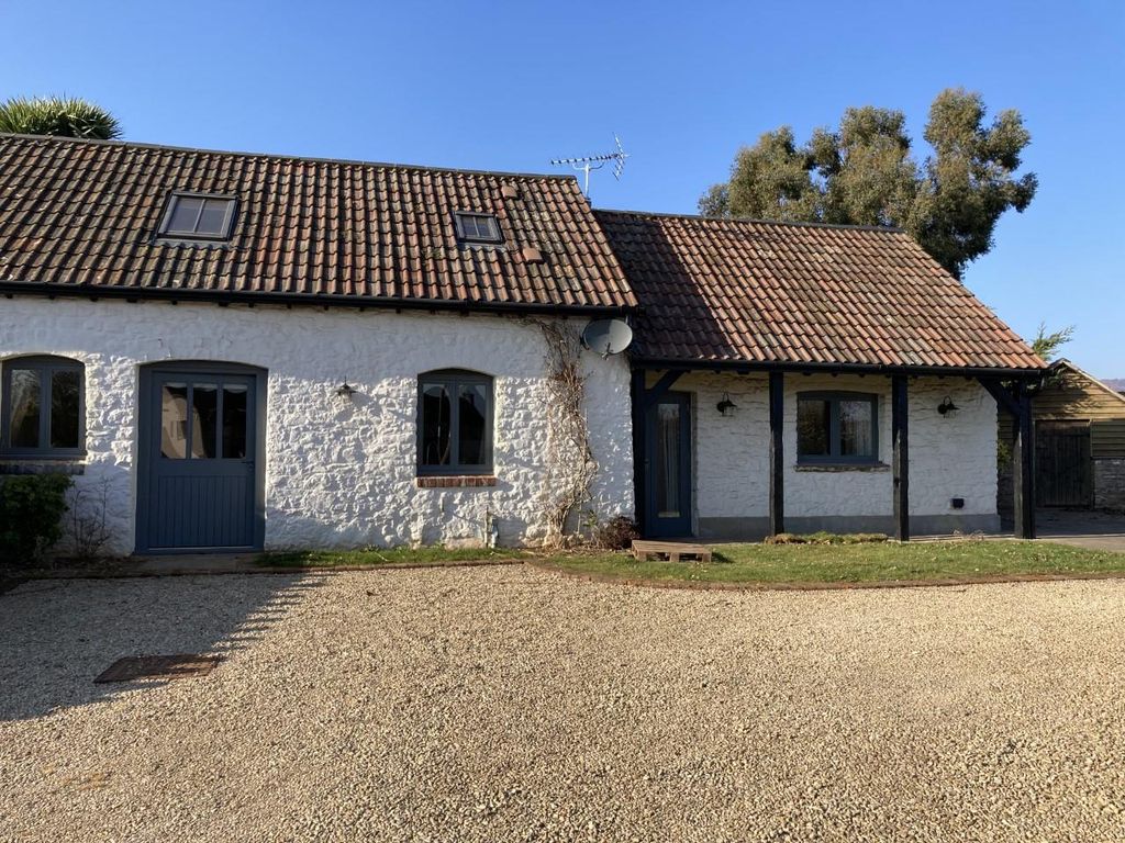 2 bed barn conversion to rent in The Old Stables, Carrow Hill, Caldicot NP26, £1,700 pcm