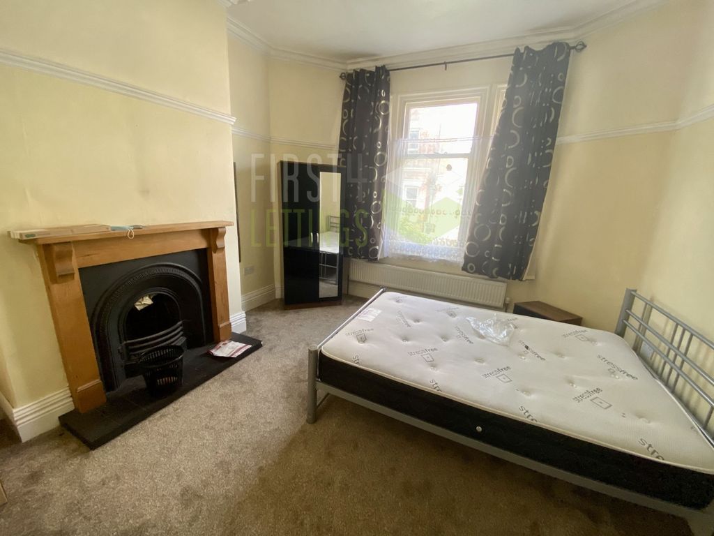 6 bed end terrace house to rent in College Avenue, Highfields LE2, £338 pcm