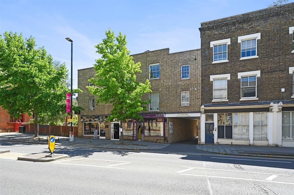 2 bed flat for sale in Ferry Quays Courtyard, High Street, Brentford TW8, £360,000