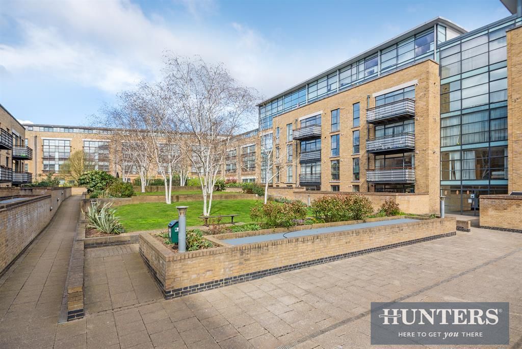 1 bed flat for sale in Ferry Lane, Brentford TW8, £340,000
