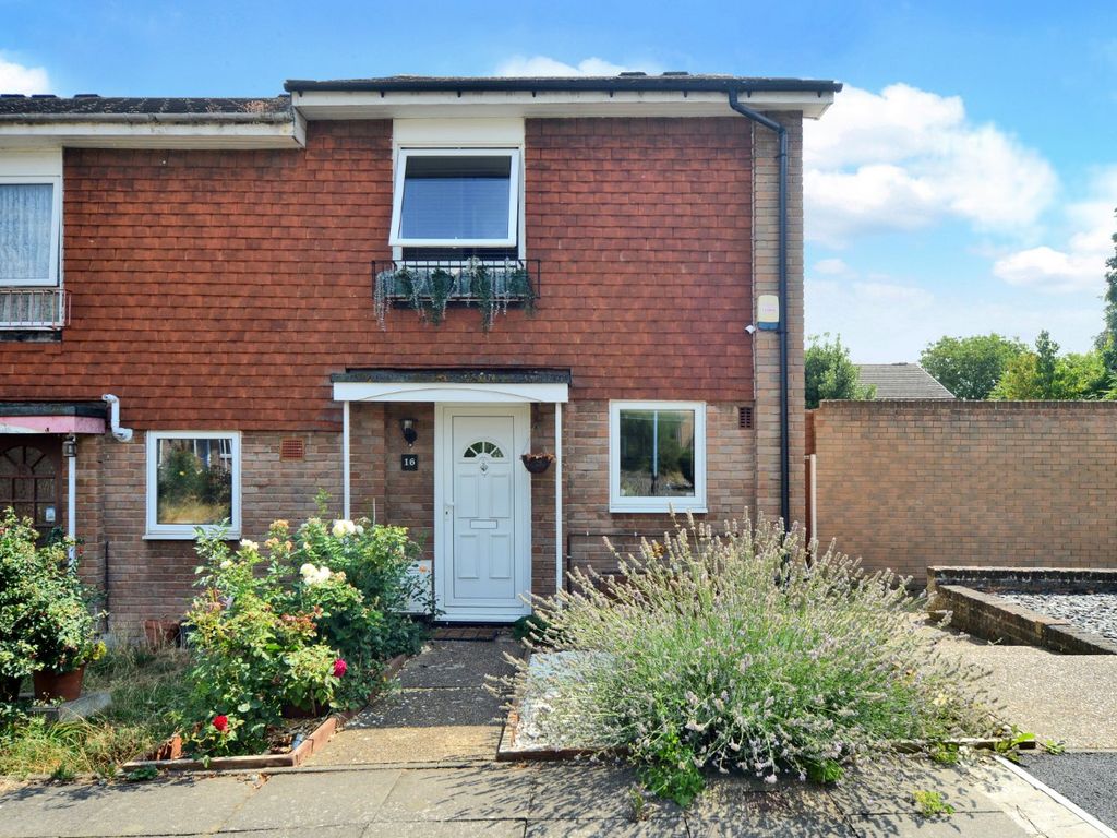 3 bed end terrace house for sale in Handside Close, Worcester Park KT4, £450,000