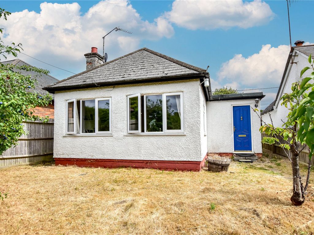 3 bed bungalow for sale in The Vale, Chesham, Buckinghamshire HP5, £400,000