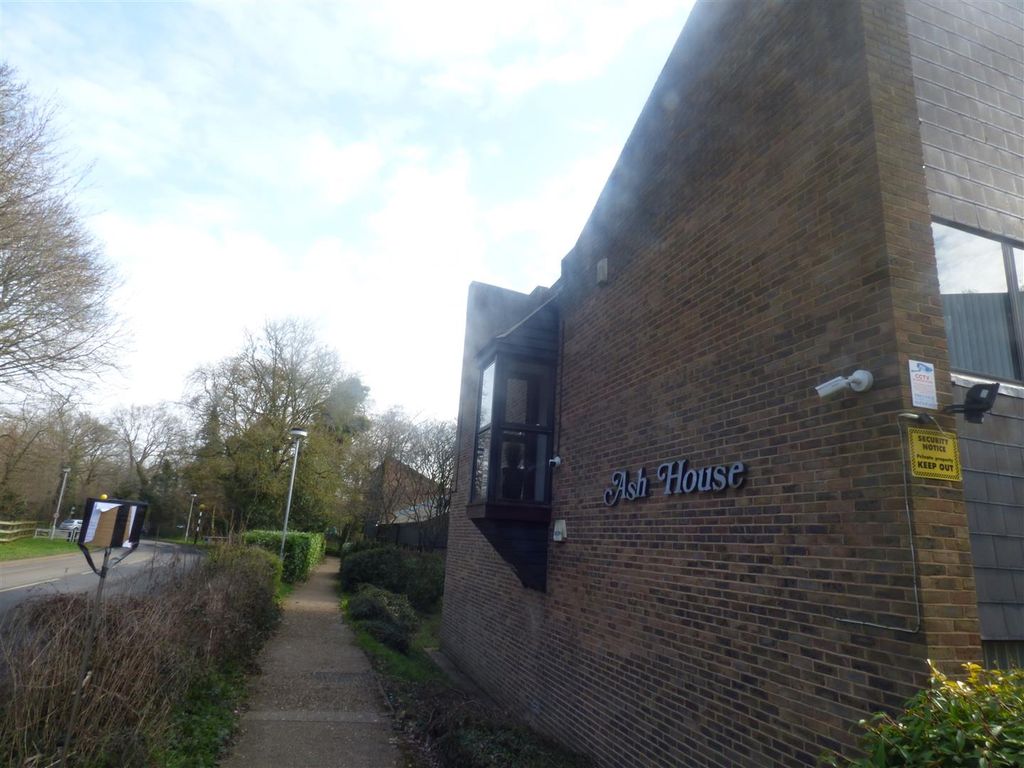 Office to let in New Ash Green, Longfield, Kent DA3, £4,800 pa