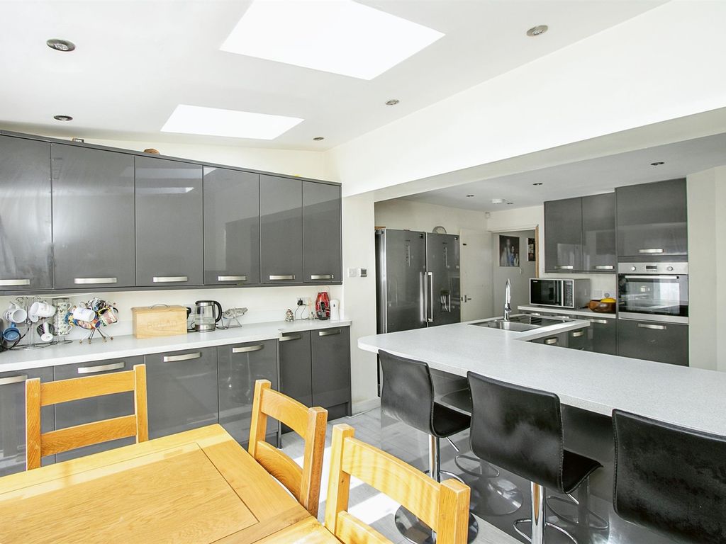 5 bed town house for sale in Sixpenny Close, Poole BH12, £375,000