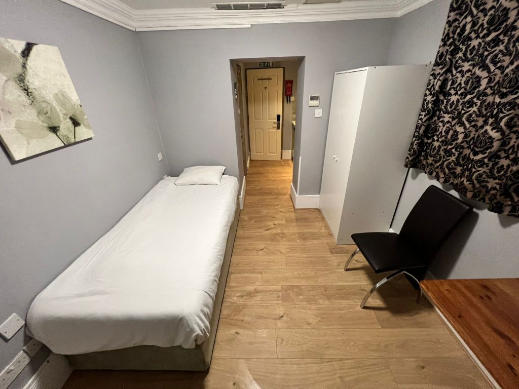Studio to rent in Inverness Terrace, London W2, £1,400 pcm