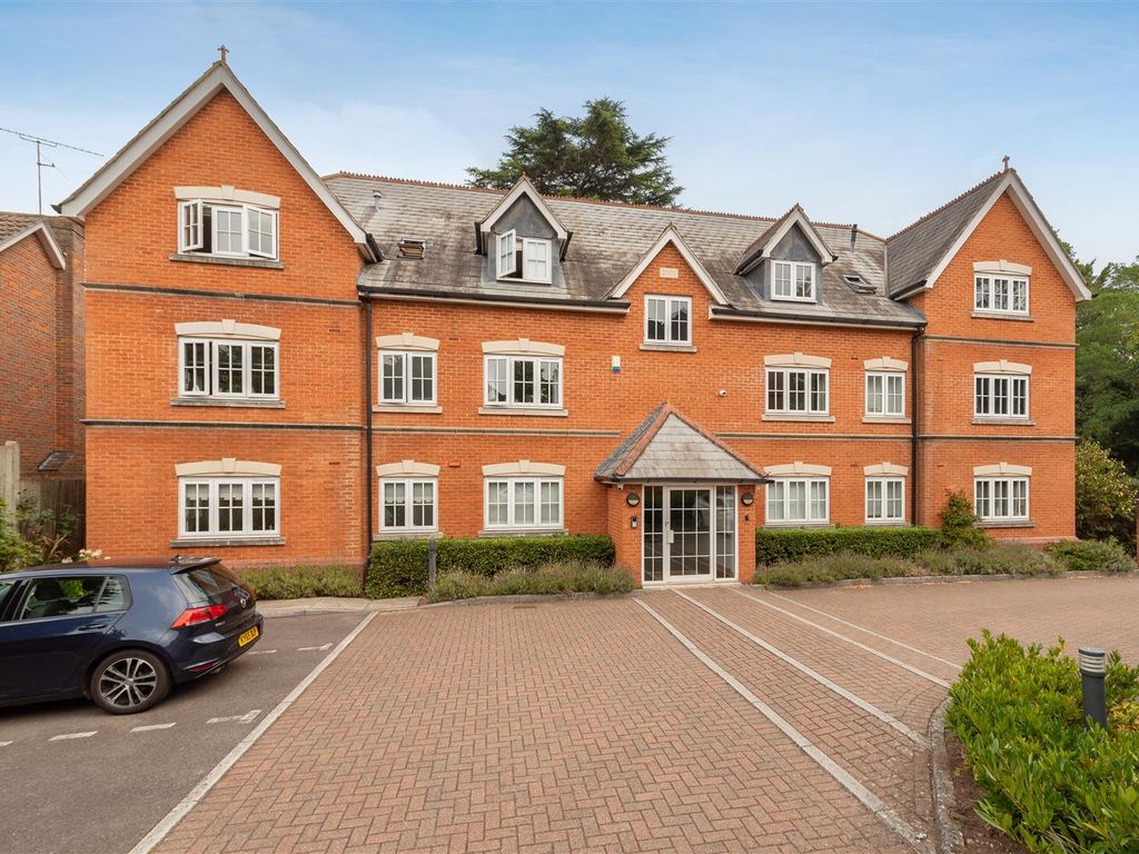 2 bed flat for sale in Sunninghill Road, Sunninghill, Ascot SL5, £350,000