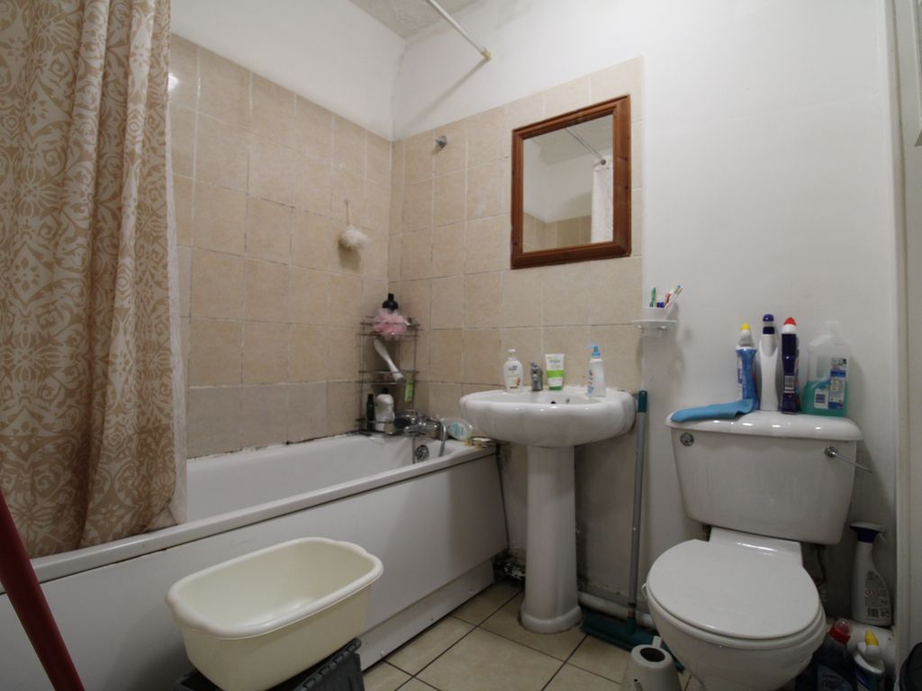 2 bed flat for sale in St. Albans Terrace, Manchester M8, £137,500
