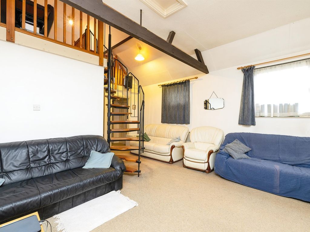 3 bed detached house for sale in Castle Street, Buckingham MK18, £470,000