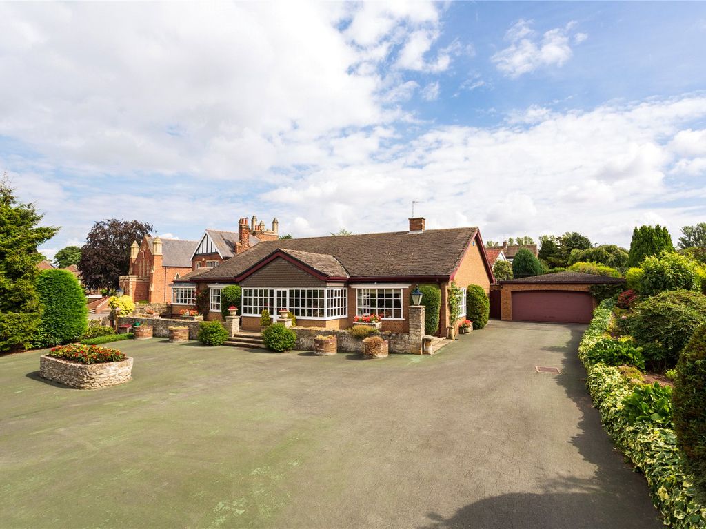 4 bed bungalow for sale in Thirsk Road, Northallerton, North Yorkshire DL6, £480,000