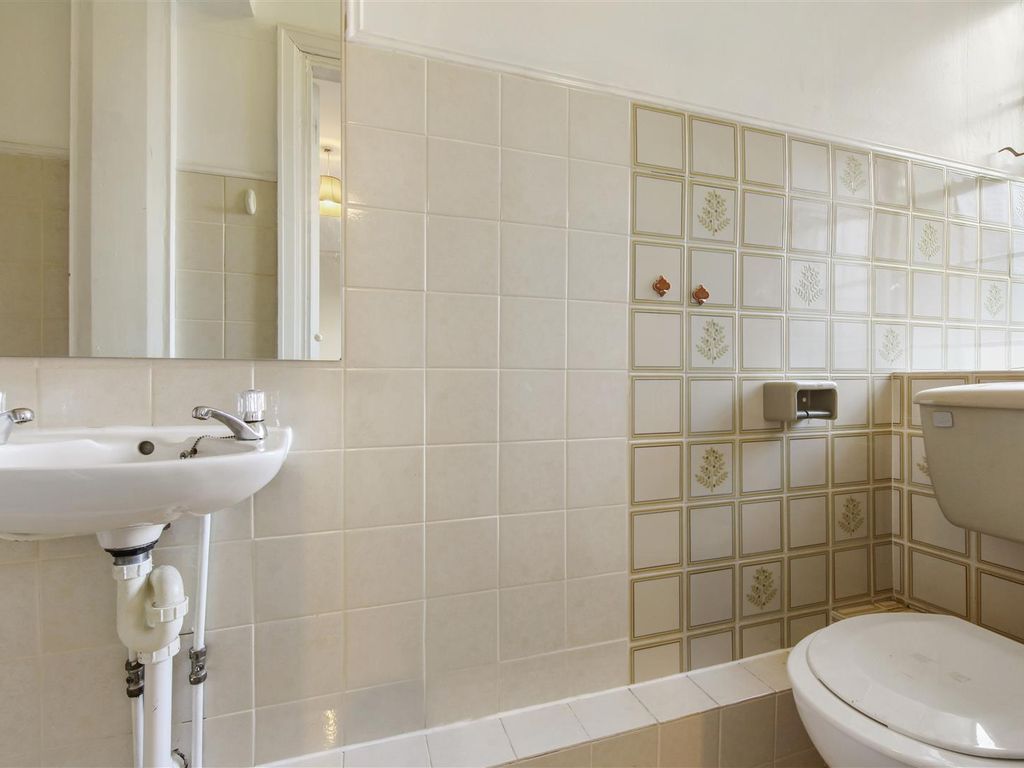 2 bed flat for sale in Girton House, Manor Fields, Putney SW15, £599,950