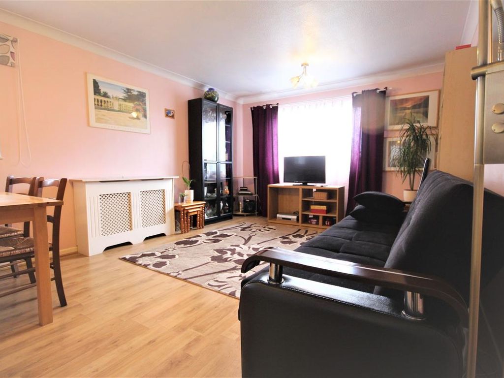 1 bed flat for sale in Flat, Ashdown Court, Harts Lane, Barking IG11, £230,000