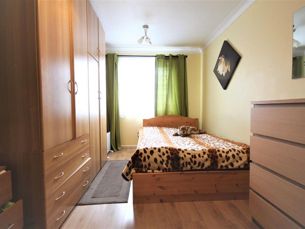 1 bed flat for sale in Flat, Ashdown Court, Harts Lane, Barking IG11, £230,000