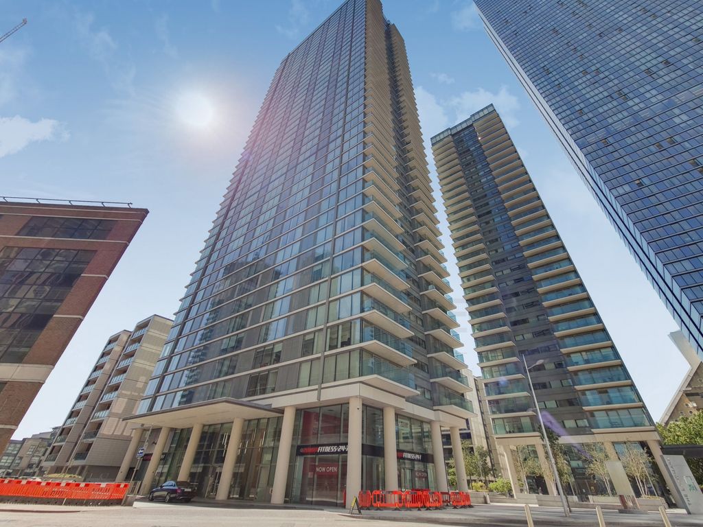3 bed flat for sale in Landmark East Tower, London E14, £1,600,000