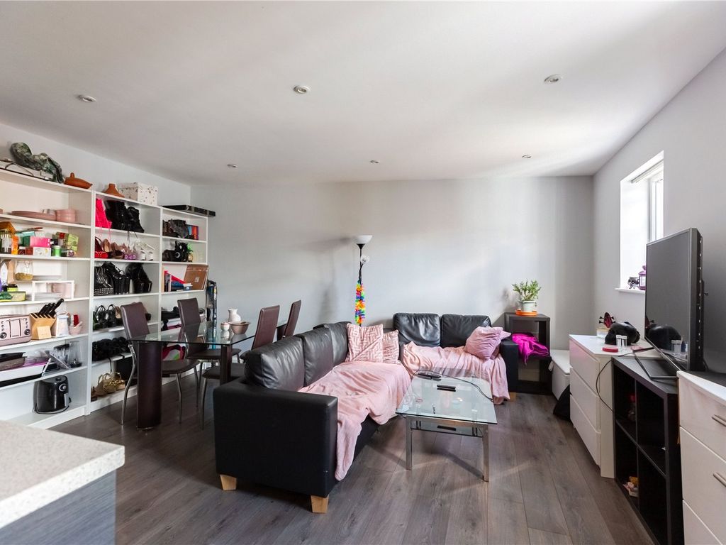 3 bed flat for sale in Holloway Road, Islington, London N7, £450,000