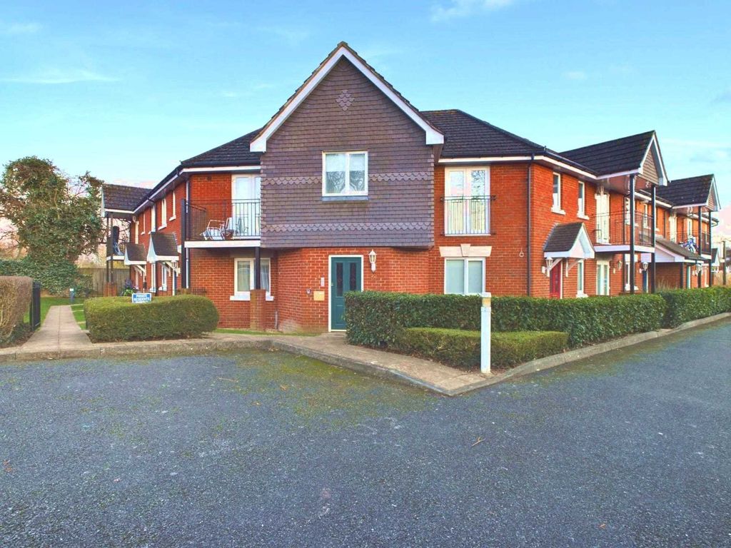 2 bed flat to rent in The Courtyard, Marlow SL7, £1,795 pcm