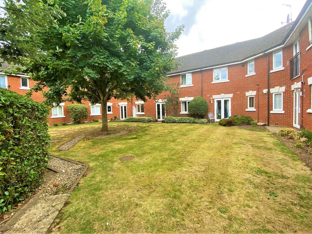 2 bed flat to rent in The Courtyard, Marlow SL7, £1,795 pcm