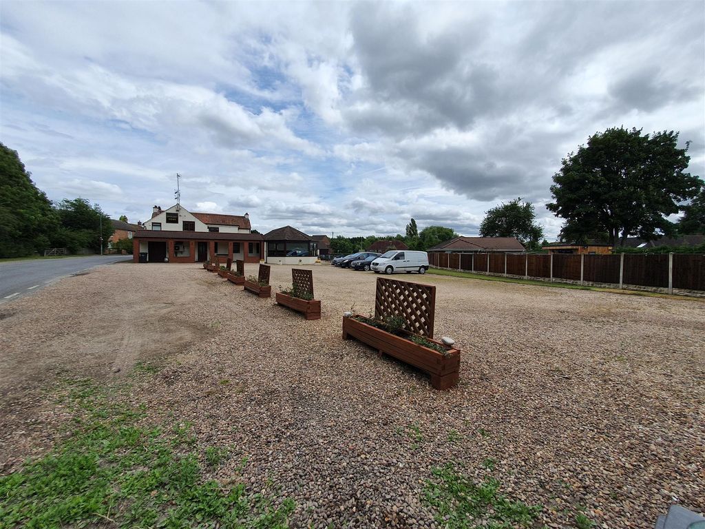 3 bed property for sale in House DN17, Amcotts, North Lincolnshire, £450,000