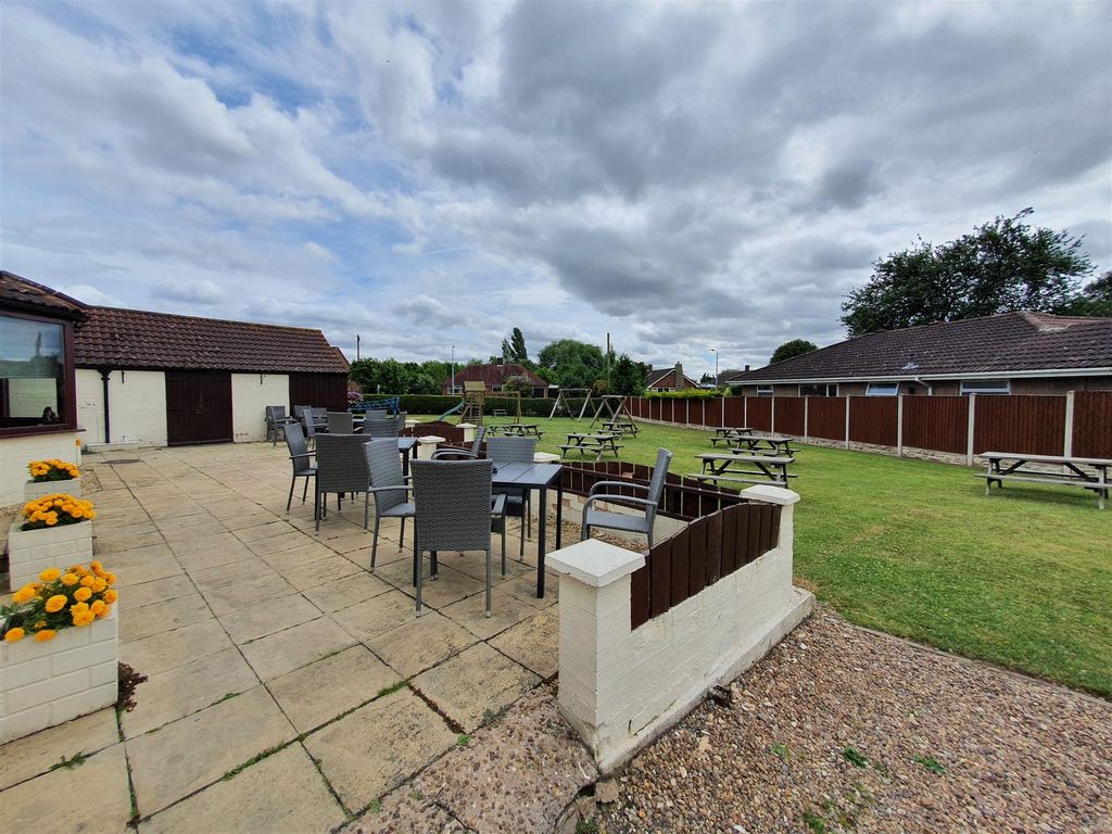 3 bed property for sale in House DN17, Amcotts, North Lincolnshire, £450,000