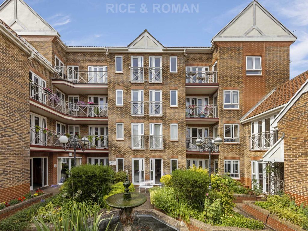 2 bed flat for sale in Sheen Road, Richmond TW9, £469,950