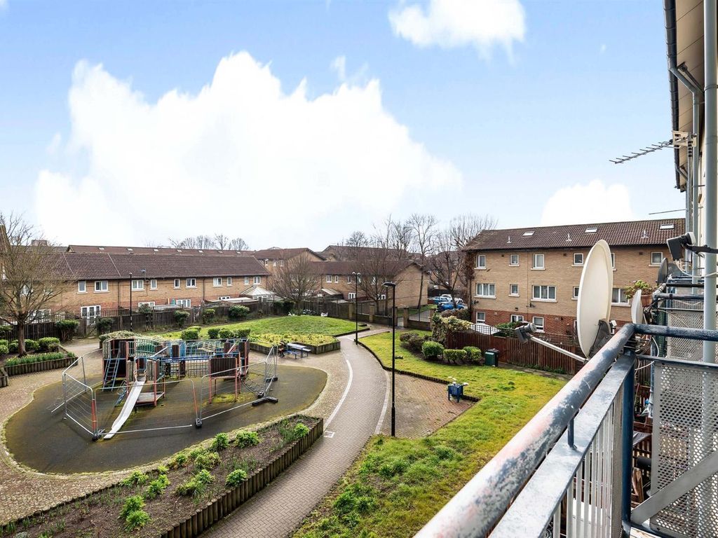2 bed flat for sale in Archer Square, London SE14, £340,000
