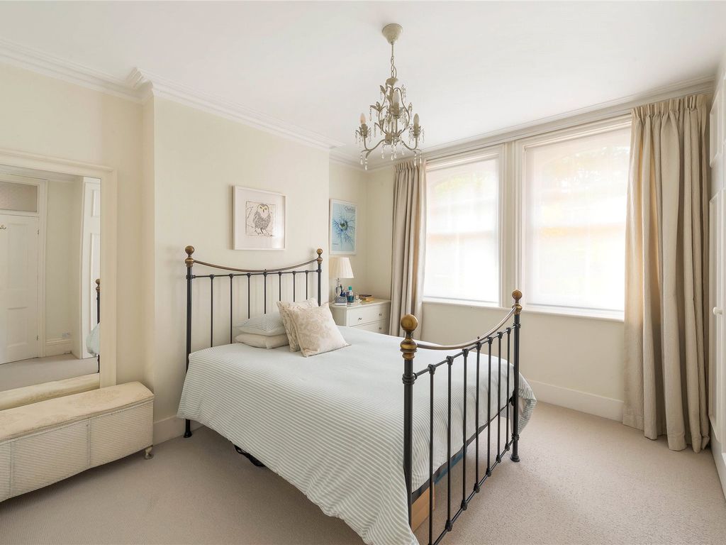 3 bed flat for sale in Queen's Club Gardens, London W14, £865,000