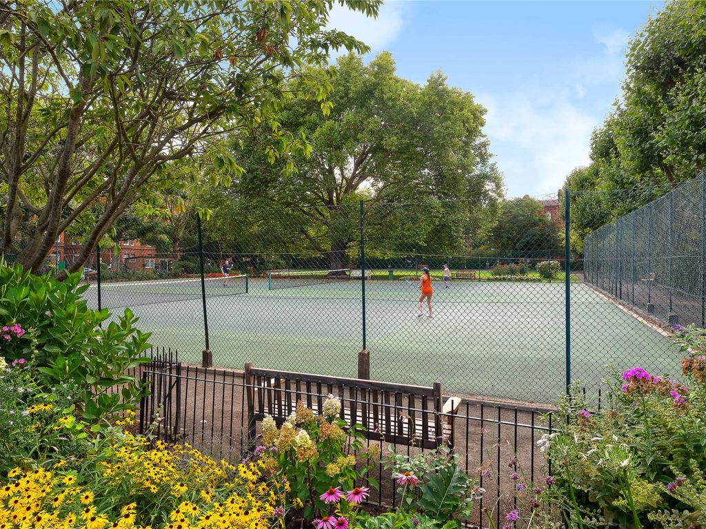 3 bed flat for sale in Queen's Club Gardens, London W14, £865,000