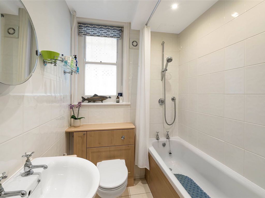 3 bed flat for sale in Queen's Club Gardens, London W14, £865,000