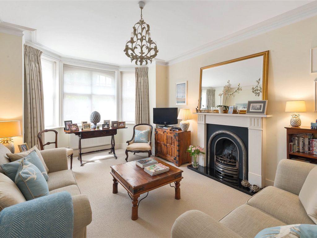 3 bed flat for sale in Queen