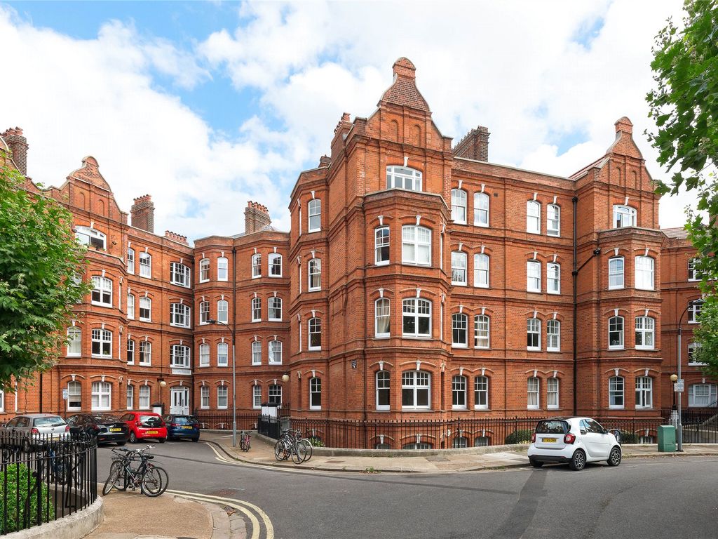 3 bed flat for sale in Queen's Club Gardens, London W14, £865,000