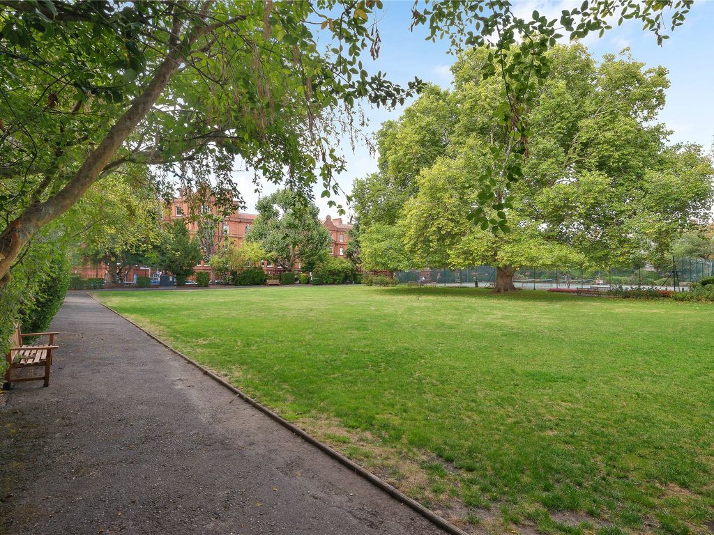 3 bed flat for sale in Queen's Club Gardens, London W14, £865,000