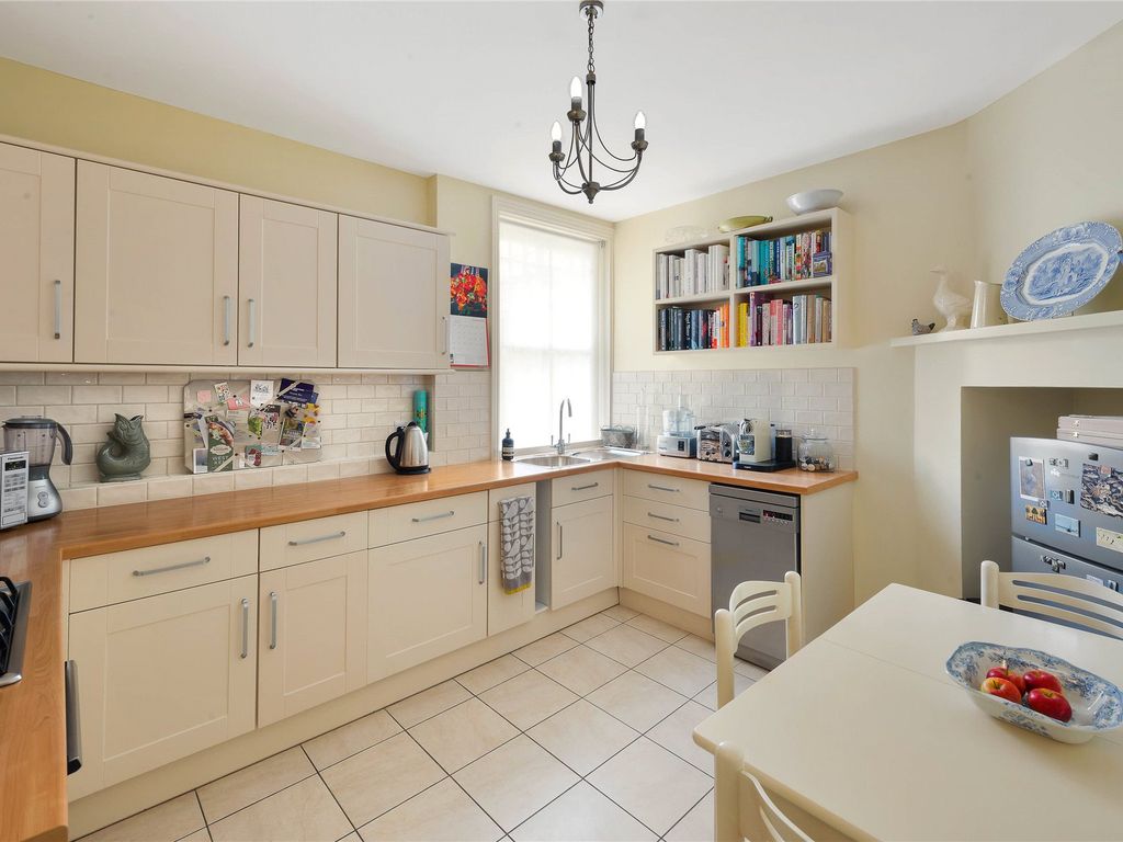 3 bed flat for sale in Queen's Club Gardens, London W14, £865,000