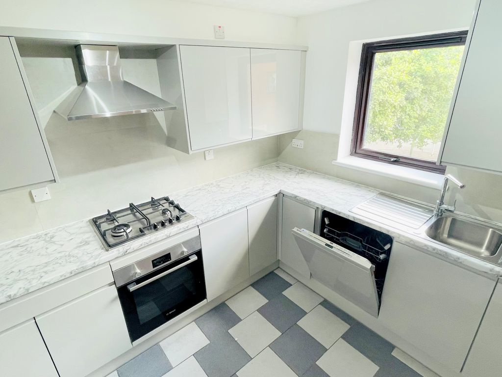 2 bed flat to rent in Wheatley Close, London NW4, £1,850 pcm
