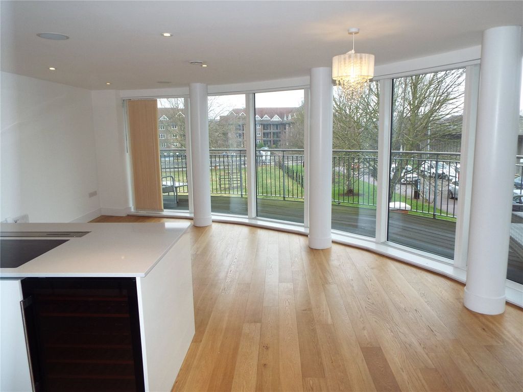 2 bed flat for sale in Kingsley Walk, Cambridge, Cambridgeshire CB5, £665,000