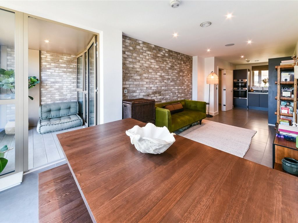 1 bed flat for sale in White Post Lane, London E9, £425,000
