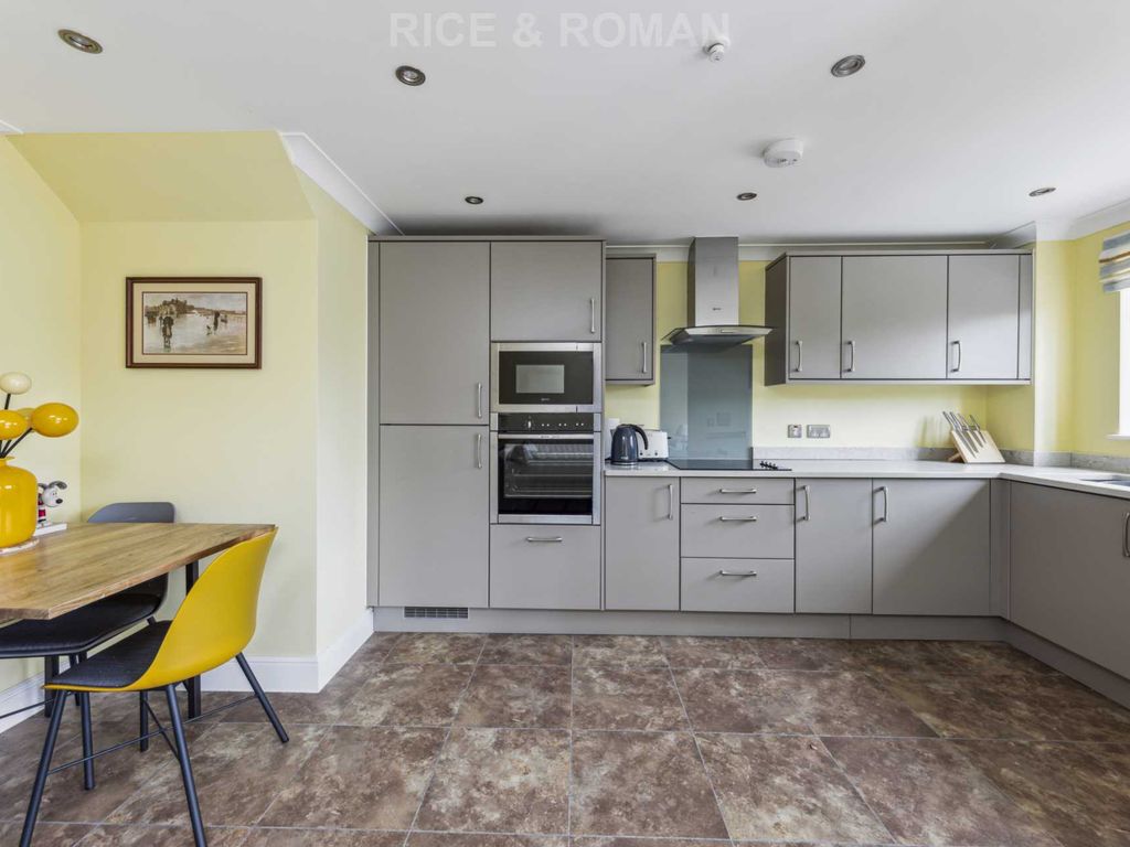 2 bed flat for sale in Lynwood Village, Ascot SL5, £380,000