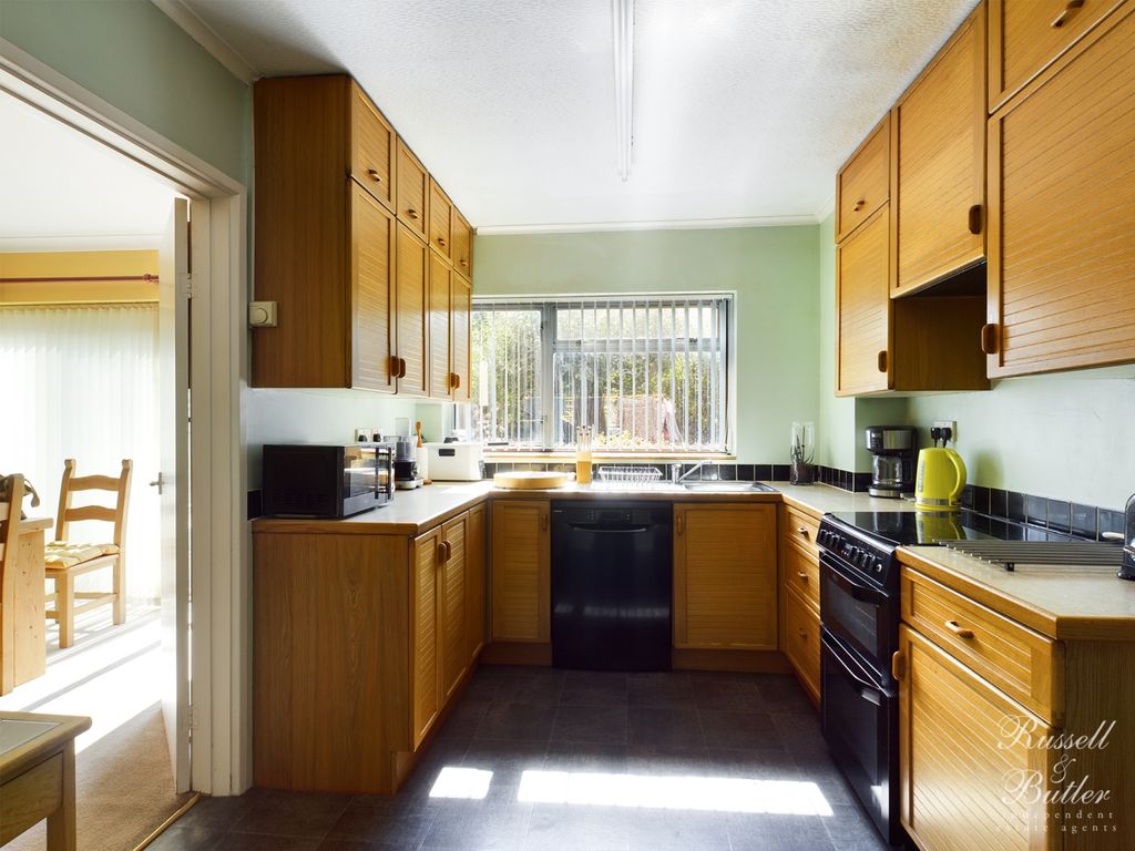 4 bed detached house for sale in Manor Park, Maids Moreton, Buckingham MK18, £479,950