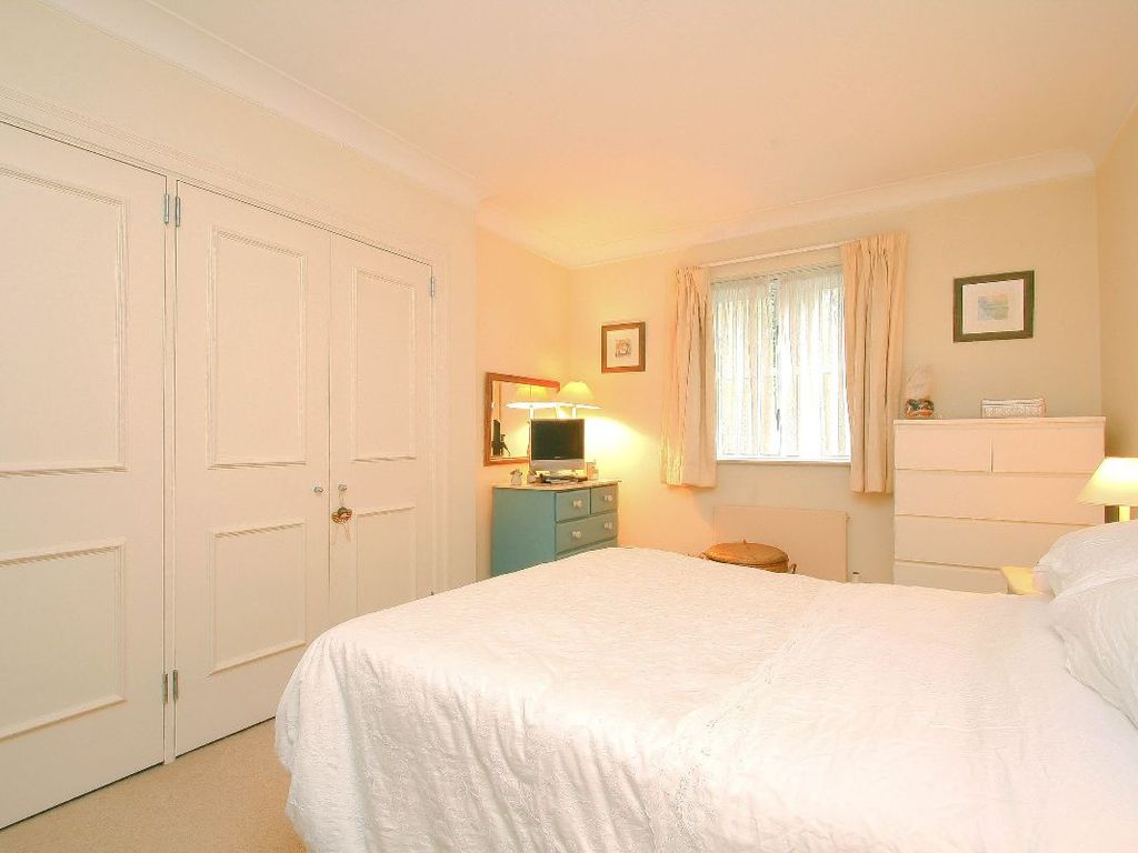 1 bed flat to rent in Abbots Walk, Kensington Green, London W8, £2,600 pcm