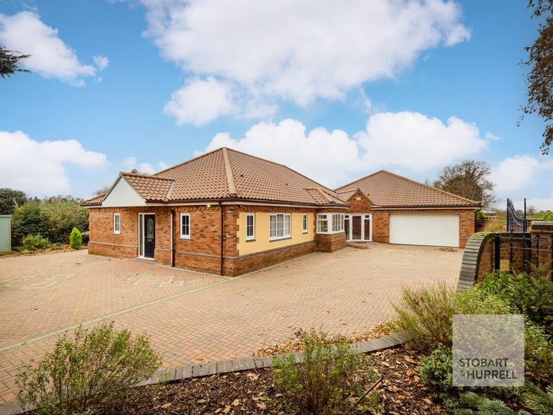 3 bed bungalow for sale in Acorn Lodge, Summer Drive, Norfolk NR12, £775,000